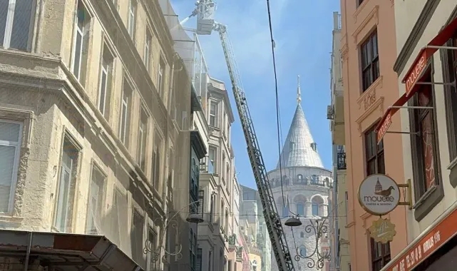 Beyoğlu'nda 4 katlı otelin çatısında çıkan yangın söndürüldü