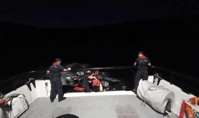Çeşme açıklarındaki adada mahsur kalan 24 düzensiz göçmen kurtarıldı