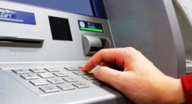 Dev banka iflas etti! Duyan ATM'lere koşuyor: Paralar kuyruk bitmeden tükendi