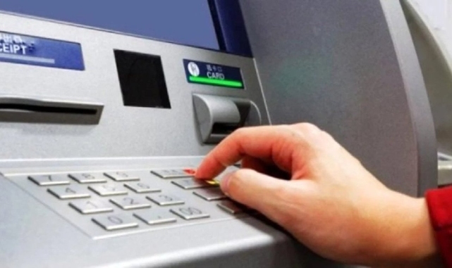 Dev banka iflas etti! Duyan ATM'lere koşuyor: Paralar kuyruk bitmeden tükendi