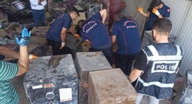 Enkazdan çıkartılan çelik kasalar açıldı: Bir kasadan 1397 parça tarihi eser çıktı