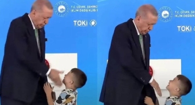 Erdoğan elini öpmeyen çocuğa tokat atıp harçlık verdi