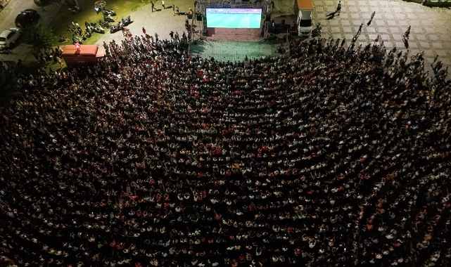 Hollanda - Türkiye maçı, İzmir'de dev ekrandan izlendi
