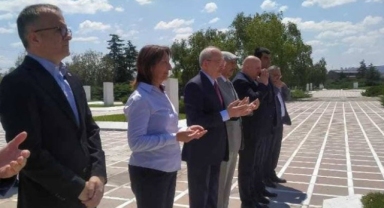 Kılıçdaroğlu, Ecevit'in kabrini ziyaret etti: 'Ada'ya gerçekten de barış geldi'