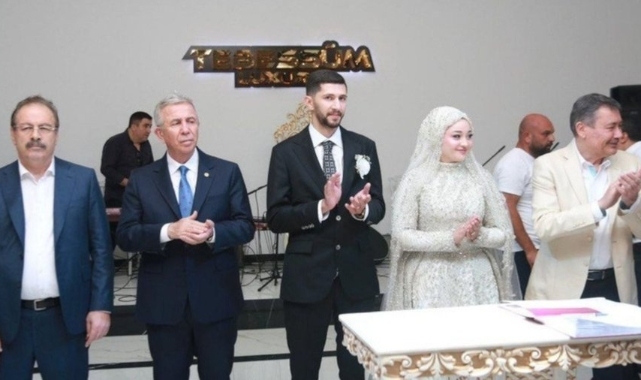 Mansur Yavaş ve Melih Gökçek nikah şahidi oldu