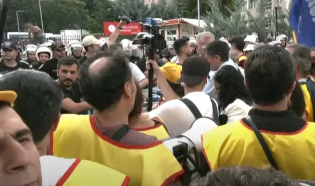 Meclis'e yürümek isteyen öğretmenlere gazlı müdahale