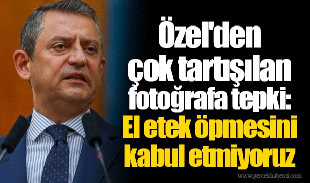 Özel&#039;den çok tartışılan fotoğrafa tepki: El etek öpmesini kabul etmiyoruz