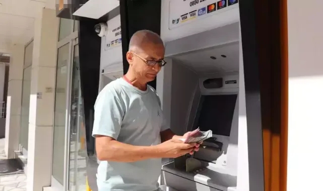 Tek bir tuşa bastı ATM 20 bin lira verdi! Para göndermek isterken bir deste para geldi