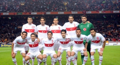 Türkiye, Hollanda karşısında ilk yarıyı Samet Akaydın'ın golüyle 1-0 önde tamamladı