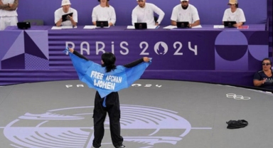 Afgan break dansçı Talash, siyasi mesajlı kıyafeti nedeniyle Paris 2024'ten diskalifiye edildi