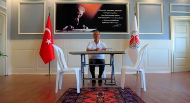 Belediye Başkanı, haciz sonrası plastik masa ve sandalyede çalışıyor