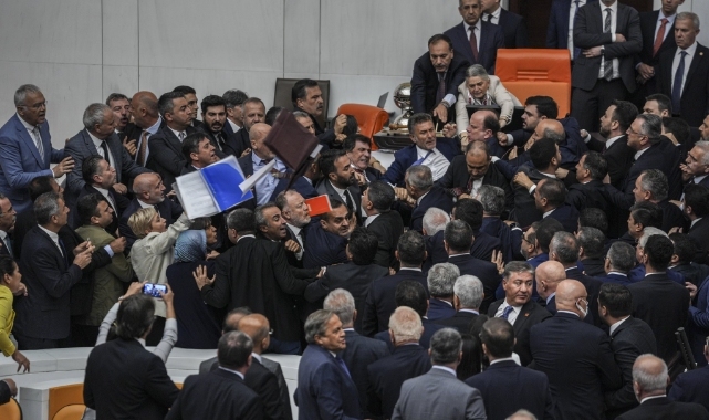 Cumhurbaşkanı Başdanışmanı Ahmet Selim Köroğlu Meclis'teki saldırıyı savundu  "Burası TBMM dingonun ahırı değil, hakaret edersen cevabını da alırsın"