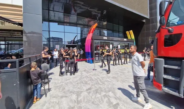 Diyarbakır'da AVM'de yangın: 4 kişi hastaneye kaldırıldı