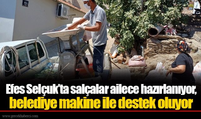 Efes Selçuk’ta salçalar ailece hazırlanıyor, belediye makine ile destek oluyor