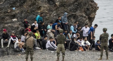 Fas'tan İspanya'ya: Düzensiz göçmenler yüzerek ülkeye giriş yaptı