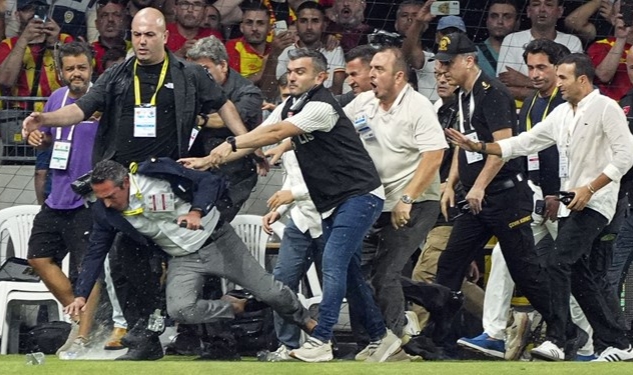 Göztepe-Fenerbahçe maçındaki olaylar nedeniyle İzmir'de 2 polis müdürü görevden alındı