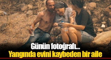 Günün fotoğrafı... Yangında evini kaybeden bir aile