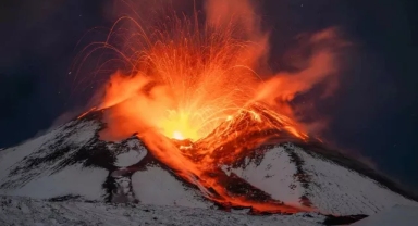 İtalya'da Etna Yanardağı yeniden kül ve lav püskürttü