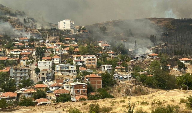 İzmir'deki yangın evlere kadar sıçradı: Dün akşamdan beri sürüyor