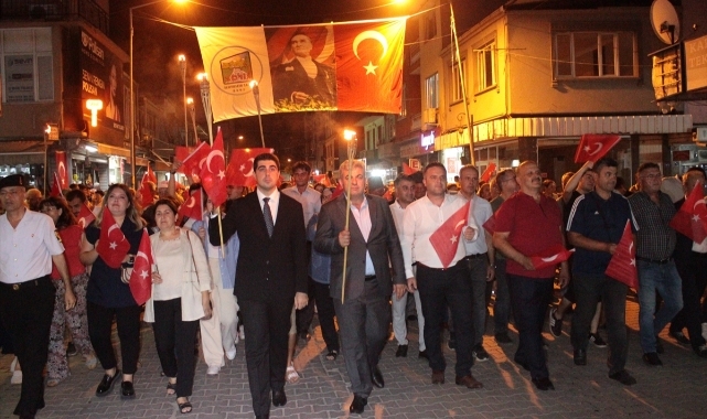 İzmir'in Kiraz ilçesinde 30 Ağustos Zafer Bayramı dolayısıyla fener alayı düzenlendi