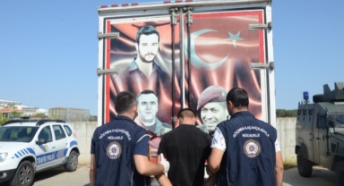 Kırklareli'nde üzerinde şehitlerin fotoğrafları bulunan kamyonetten 67 kaçak göçmen çıktı