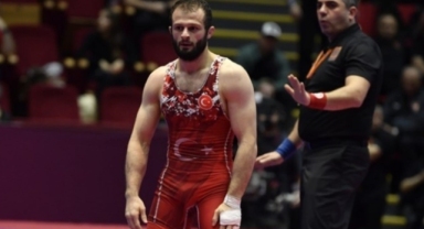 Milli güreşçi Enes Başar 7-0 geriden gelerek Sırp rakibini 8-7 yendi ve çeyrek finale yükseldi