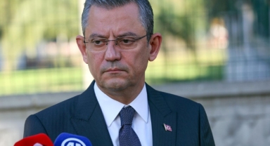 Özgür Özel'in ayağı kırıldı