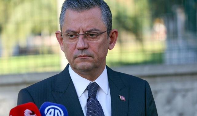 Özgür Özel'in ayağı kırıldı