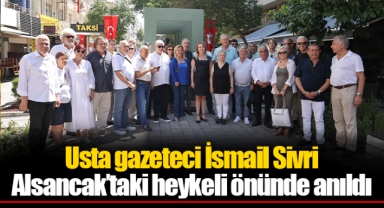 Usta gazeteci İsmail Sivri Alsancak’taki heykeli önünde anıldı