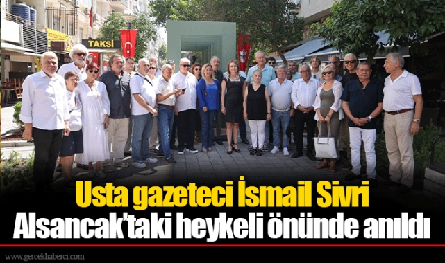 Usta gazeteci İsmail Sivri Alsancak’taki heykeli önünde anıldı