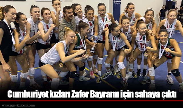 Cumhuriyet kızları Zafer Bayramı için sahaya çıktı