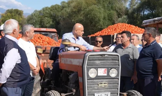 İYİ Parti'li Turhan Çömez Balıkesir'de domates üreticilerini dinledi: 'Millet sandıkta hesap soracak'
