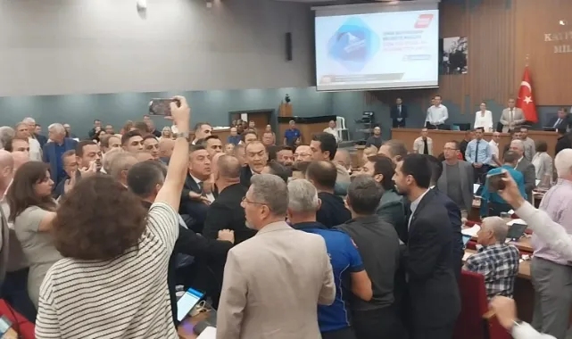 İzBB Meclisi'nde tansiyon yükseldi: CHP'li ve AK Partili üyeler karşı karşıya geldi!