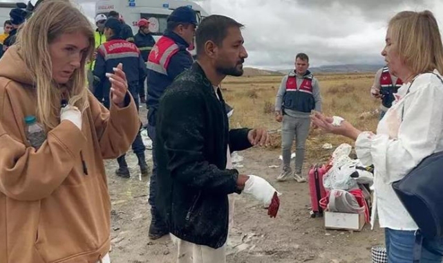 Nevşehir’de turistleri taşıyan minibüs devrildi: Çok sayıda yaralı var!