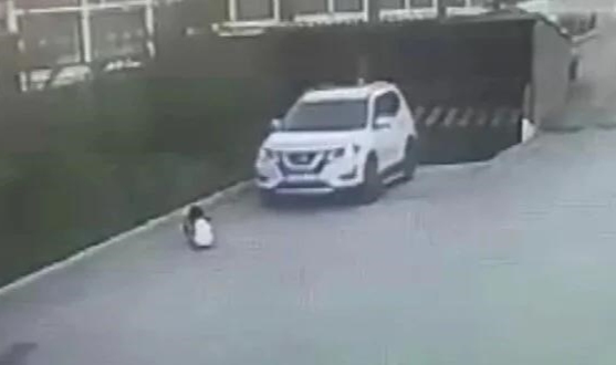 Site içerisinde otomobilin altında kalan çocuk 'asli kusurlu' bulundu! Aileden karara itiraz