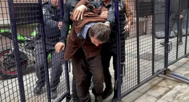 Beyoğlu'nda polis memuruna bıçaklı saldırı: Şüpheli adliyeye sevk edildi!