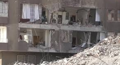 Diyarbakır’da ağır hasarlı bina, yıkım sırasında yanındaki apartmanın üzerine çöktü