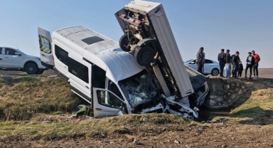 Diyarbakır’da zincirleme kaza: 15'i öğretmen, 17 yaralı!