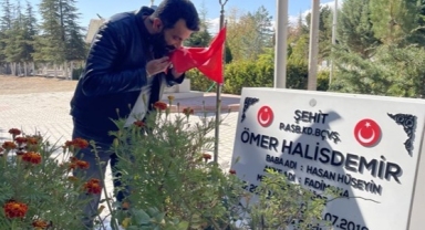 Gülen'in ölüm haberinin ardından şehit Halisdemir'in kabri ziyaret ediliyor
