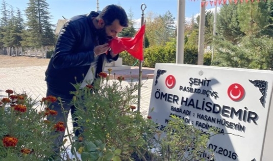 Gülen'in ölüm haberinin ardından şehit Halisdemir'in kabri ziyaret ediliyor