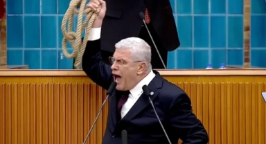 İYİ Parti lideri Dervişoğlu Bahçeli'ye tepki göstererek Meclis'te 'urgan' fırlattı