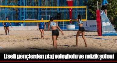 Liseli gençlerden plaj voleybolu ve müzik şöleni