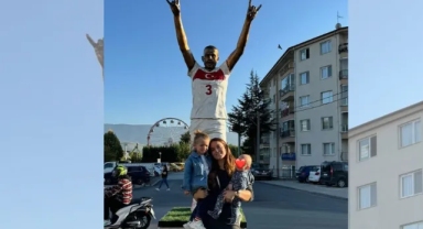Merih Demiral’ın heykelinin önünde eşi fotoğraf çektirdi