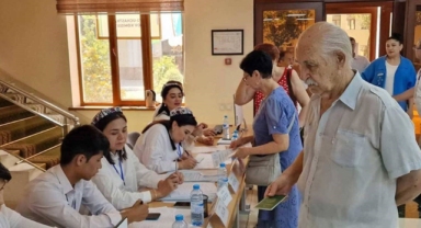 Özbekistan halkı, genel seçim için sandık başında