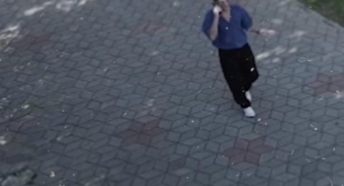 Yere attığı izmarit için kameraya özür diledi