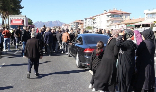 Eylem yapan mahalle sakinleri uluslararası karayolunu trafiğe kapattı