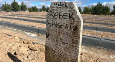 İsimsiz bebeğin mezar tahtasında yürek burkan yazı