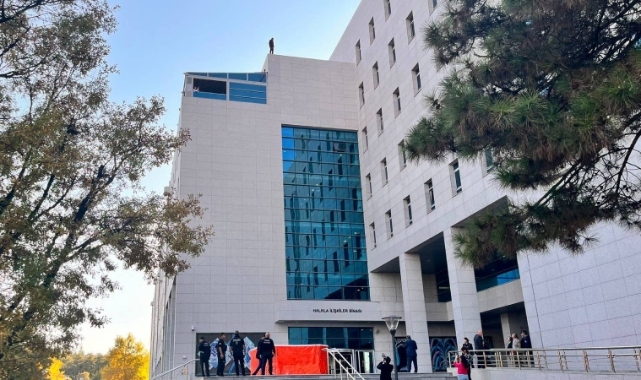 Meclis'te intihar girişimi: Meclis Koruma Daire Başkanı Erol, şahsı ikna etti