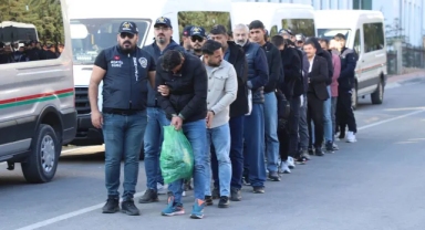 Yaşlı kadını bir yılda 33 milyon lira dolandıran 19 kişi tutuklandı