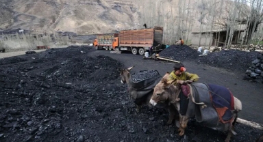 Afganistan'da kömür madeninin çökmesi sonucu göçük altında kalan 35 işçiden 22'si kurtarıldı